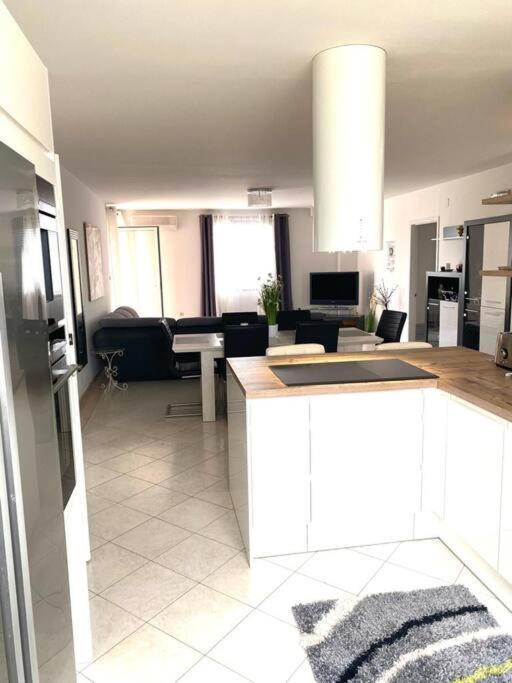 Lovely 3 Bedroom Apartment In Quiet Area W/ Pool Pula Exterior photo